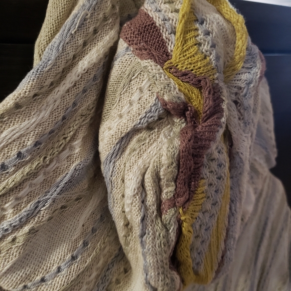 Coogi sweater with hood & doubled sided pocket - Picture 9 of 12